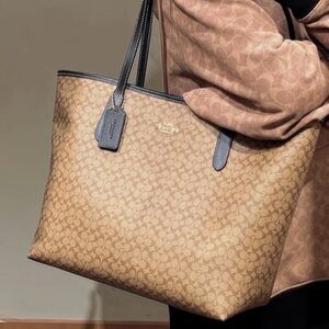 COACH City Tote Bag Signature Canvas